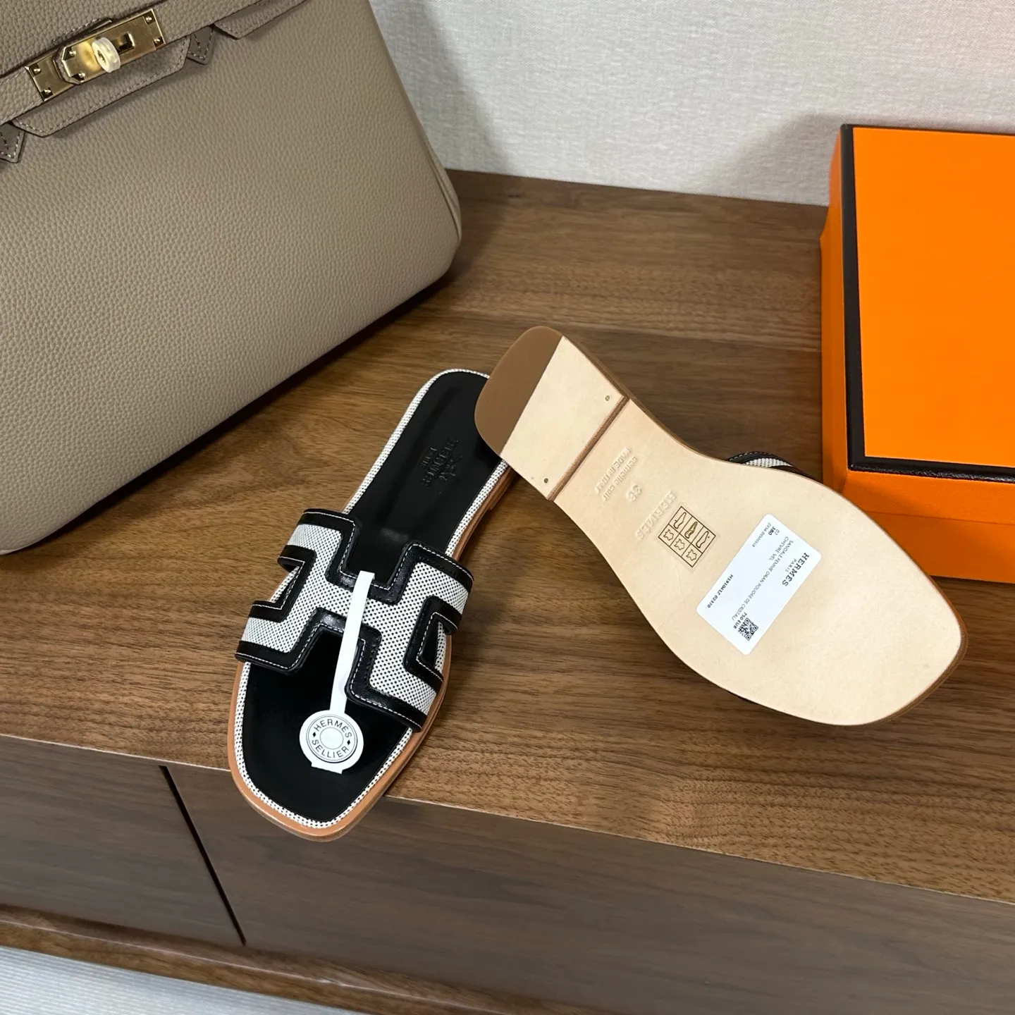👟👟Ex-factory price 440👟👟 Hermes Hermes H slippers Oasis sandals series——————————Fashionable and versatile Super comfortable Every detail is made to the extreme Original swift calfskin Original 1:1 exclusive private mold upper/original leather outsole ▪️Packaging: Each pair of shoes comes with packaging ▪️SIZE: 35~42 (.40.41.42 customization is non-refundable and non-exchangeable)